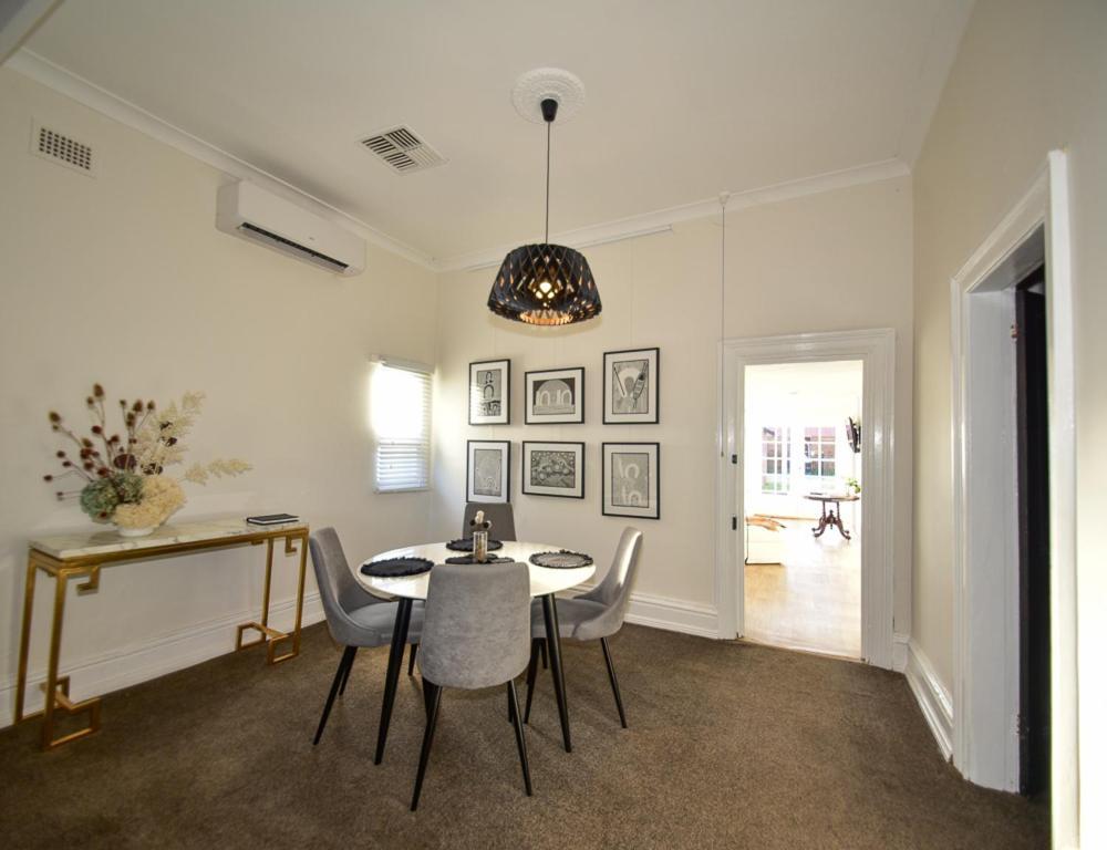 Macleay Cottage With Plunge Pool And Local Arts Dubbo Buitenkant foto